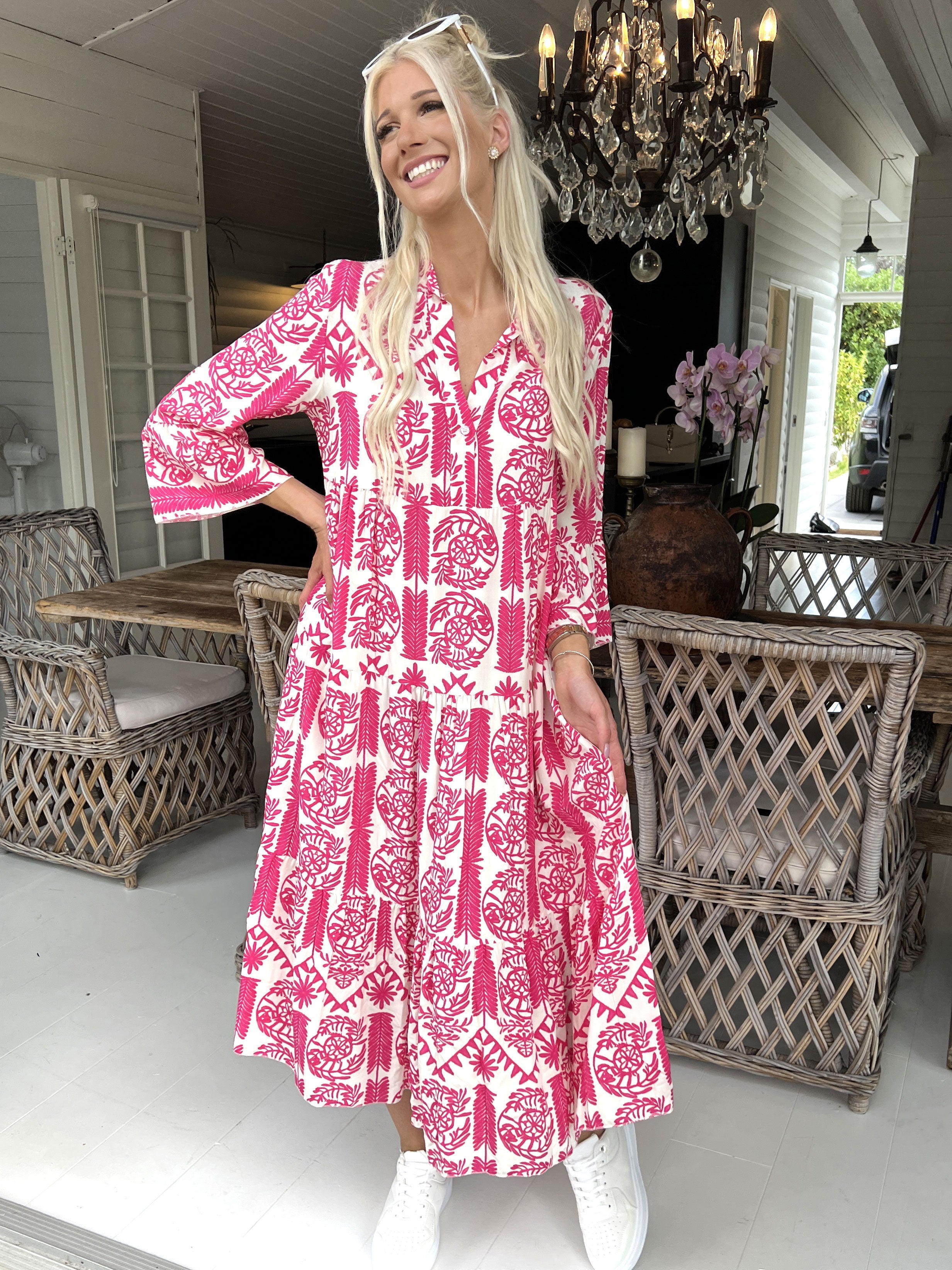 Petra - Lång vit viskosskjorta med färgat mönster